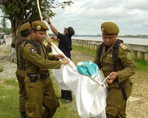 Tim Gabungan Turunkan Bendera dan Atribut Parpol