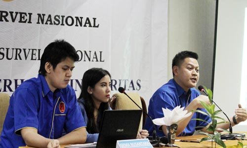 ELEKTABILITAS: Dari kiri, Manager Statistik Lembaga Survei Nasional (LSN) Gema Nusantara, moderator Cindy Cecilia dan Peneliti LSN Dipa Pradipta memaparkan hasil survei LSN di Jakarta. JPNN/RB